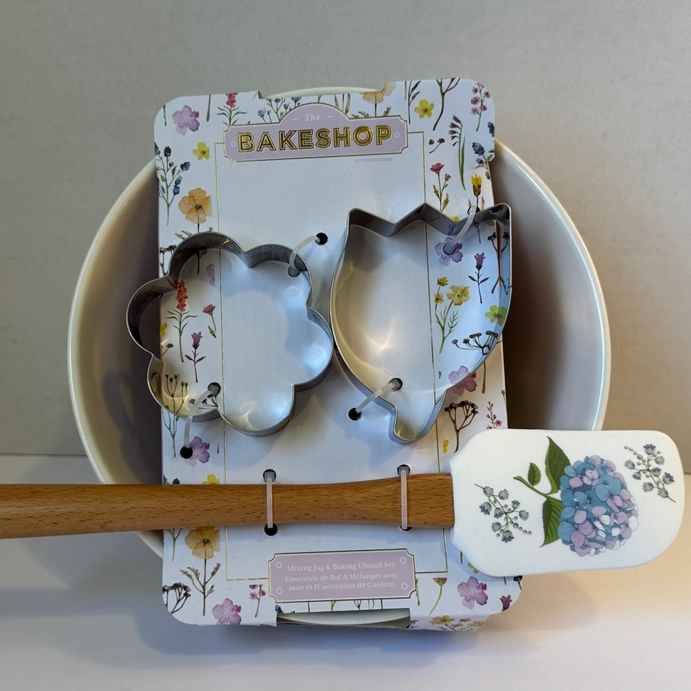 🪻Bakeshop Ceramic Floral Mixing Bowl Cookie Cutter and Spatula Set